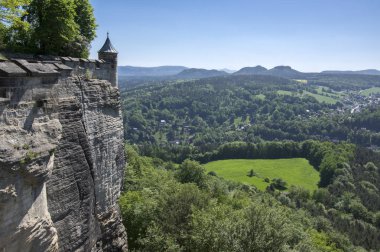 Almanya 'da Sakson İsviçre' de Dresden yakınlarındaki tepedeki tarihi kalede Saxon Bastille olarak da bilinen Konigstein Kalesi, doğa ve Elbe nehri ile çevrili, mavi gökyüzü
