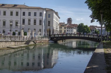 Treviso şehir / İtalya - 17 Haziran 2018: Romantik Treviso şehir sokaklarını turizm sezonu, güneşli gün Başlat