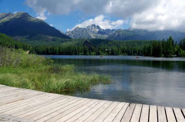 Strbske pleso, Yüksek Tatras dağlar, Slovakya, erken yaz sabahı, göl yansımalar, ahşap iskele