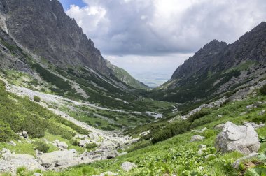 Mala studena dolina hiking trail Yüksek Tatras, yaz turizm sezonu, vahşi doğa, turistik iz