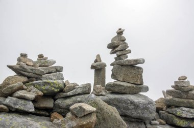 Taş cairns Tatra Dağları, Slovakya, uyum ve denge mount Rysy altında
