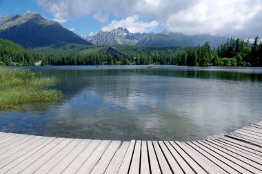 Strbske pleso, Yüksek Tatras dağlar, Slovakya, erken yaz sabahı, göl yansımalar, ahşap iskele