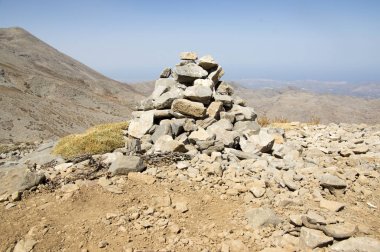 Uyum ve denge, dağlarda, orman karşı dengeli taş rock zen heykel, cairn, güneşli bir gün, dağlar Idi, Crete, Yunanistan
