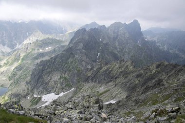 İz Rysy monte hiking, aeria görüntülemek için dağ tarn büyük kurbağa