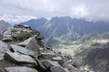 İz Rysy monte hiking, aeria görüntülemek için dağ tarn büyük kurbağa