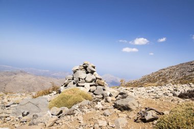 Uyum ve denge, dağlarda, orman karşı dengeli taş rock zen heykel, cairn, güneşli bir gün, dağlar Idi, Crete, Yunanistan