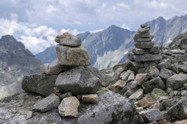 Taş cairns Tatra Dağları, Slovakya, uyum ve denge mount Rysy altında