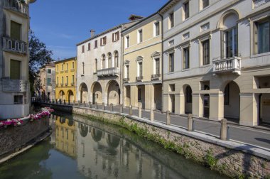 Treviso şehir / İtalya - 17 Haziran 2018: Romantik Treviso şehir sokaklarını turizm sezonu, güneşli gün Başlat