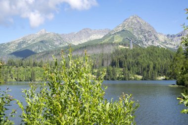 Strbske pleso, Yüksek Tatras dağlar, Slovakya, erken yaz sabahı, göl yansımalar