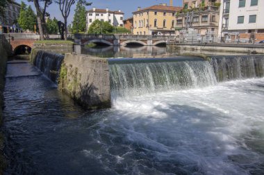Treviso şehir / İtalya - 17 Haziran 2018: Romantik Treviso şehir sokaklarını turizm sezonu, güneşli gün Başlat