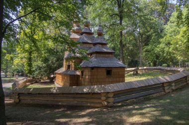 Tahta tapınak Kilisesi St. Nicholas ilk gelen Slovak köyün Habura Hradec Kralove Gardens, eski yaz aylarında inşa tarihi
