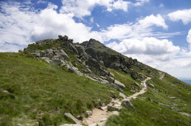 Mount Dumbier, Nizke Tatry, düşük alt Tatra, Milli Parkı, kirli yol ve taş kaplama, cennet, mavi gökyüzü bulutlar, yaz, vahşi doğa ile yakın Chopok üzerinden Ridgeway