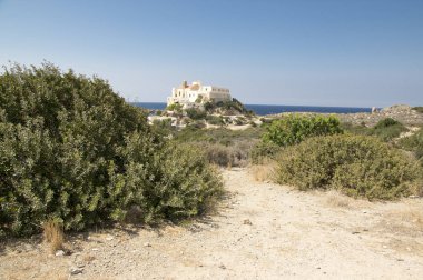Arka planda Chrysoskalitissa Manastırı, Girit, Yunanistan, Libya denizi
