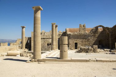 Lindos Akropolis Kalesi güçlendirilmiş yaz turizm sezonu, Arkeoloji harabeleri, mavi gökyüzü sırasında