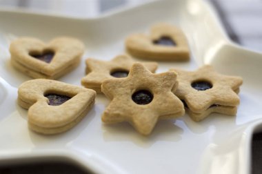 Yıldız şekilli plaka Noel tatlılar ve shortcrust pasta, reçel dolu ve çikolata ile dekore edilmiş çeşitli şekillerle yapılmış kurabiye