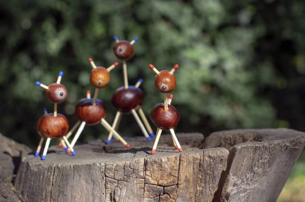 Grupo Animais Castanha Engraçados Toco Árvore Fundo Verde Artesanato Tradicional — Fotografia de Stock