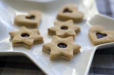 Yıldız şekilli plaka Noel tatlılar ve shortcrust pasta, reçel dolu ve çikolata ile dekore edilmiş çeşitli şekillerle yapılmış kurabiye
