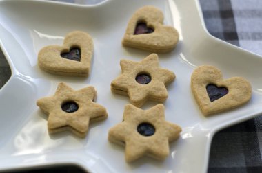 Yıldız şekilli plaka Noel tatlılar ve shortcrust pasta, reçel dolu ve çikolata ile dekore edilmiş çeşitli şekillerle yapılmış kurabiye