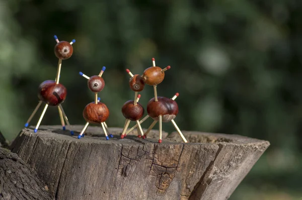 Grupo Divertidos Animales Castaños Tocón Árbol Fondo Verde Artesanía Tradicional —  Fotos de Stock