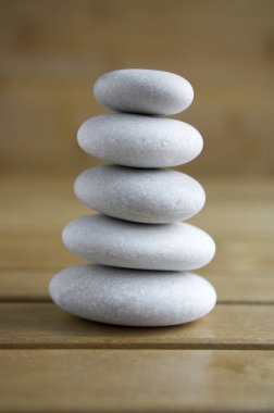 Taş cairn koyu kahverengi zemin üzerine taş kule, basit duruş taşlar, basitlik uyum ve denge, rock zen heykeller