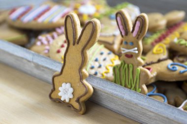 Gingerbread çerezleri, Boyalı Paskalya ev yapımı el komik renkli kahverengi tavşan boyalı