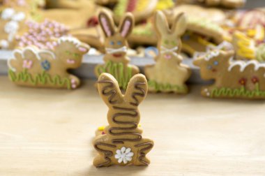 Gingerbread çerezleri, Boyalı Paskalya ev yapımı el komik renkli kahverengi tavşan boyalı