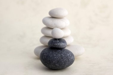 Grup beyaz açık ve koyu gri çakıl