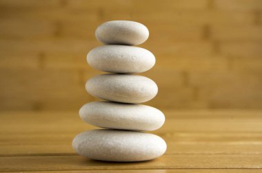 Taş cairn koyu kahverengi zemin üzerine taş kule, basit duruş taşlar, basitlik uyum ve denge, rock zen heykeller