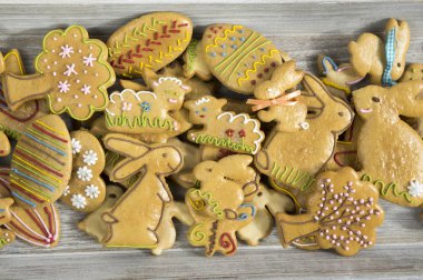 Ev yapımı el Gingerbread çerezleri Boyalı Paskalya