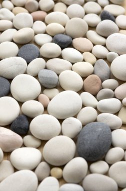 Grup bir katmanda, basit beyaz açık ve koyu gri çakıl taşları arka plan, basitlik düz koymak fotoğraf
