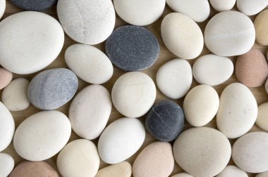 Grup bir katmanda, basit beyaz açık ve koyu gri çakıl taşları arka plan, basitlik düz koymak fotoğraf