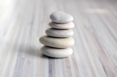 Taş cairn çizgili gri beyaz arka plan üzerinde beş taş kule, basit duruş taşlar, basitlik uyum ve denge, rock zen heykeller