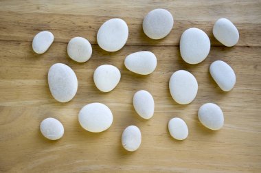 Grup beyaz açık ve koyu gri çakıl