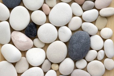 Grup bir katmanda, basit beyaz açık ve koyu gri çakıl taşları arka plan, basitlik düz koymak fotoğraf