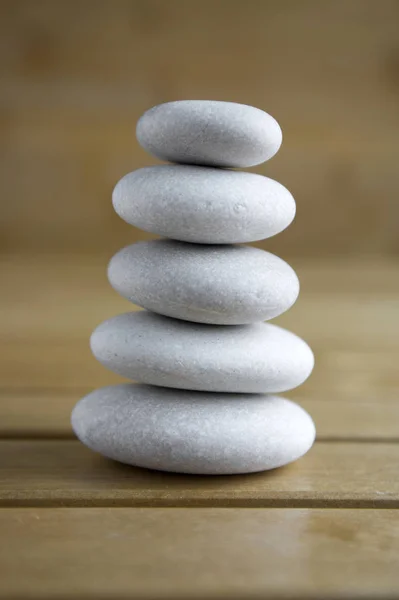 石头石碑在深棕色背景 石头塔 简单的姿态石头 简单和谐和平衡 岩石禅宗雕塑 — 图库照片