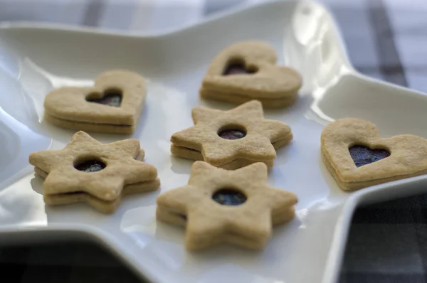 圣诞糖果和饼干由脆皮糕点制成 各种形状的果酱 并装饰着巧克力 星形盘子 — 图库照片