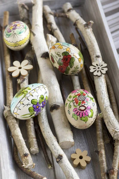 Cinco Huevos Pascua Caseros Hechos Mano Con Imágenes Flores Ramas — Foto de Stock