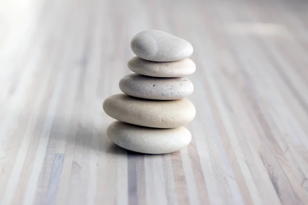 Pedra Cairn Sobre Fundo Branco Cinza Listrado Cinco Pedras Torre — Fotografia de Stock