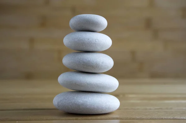 Batu Cairn Pada Latar Belakang Coklat Gelap Batu Menara Sederhana — Stok Foto