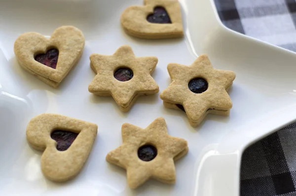 圣诞糖果和饼干由脆皮糕点制成 各种形状的果酱 并装饰着巧克力 星形盘子 — 图库照片