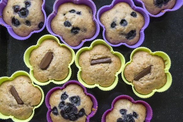 Vers Gebakken Banaan Muffins Met Chocolade Repen Bosbessen Aardbeien Noten — Stockfoto