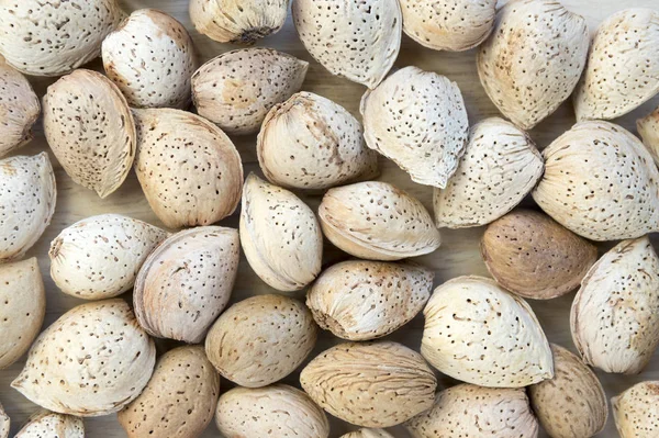 Amandes Brunes Coquilles Noix Sur Table Bois Brun Clair Fond — Photo