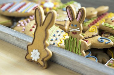 Gingerbread çerezleri, Boyalı Paskalya ev yapımı el komik renkli kahverengi tavşan boyalı