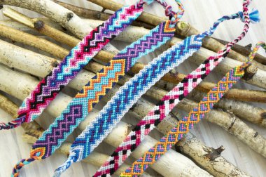 El yapımı ev yapımı renkli doğal dokuma dostluk bilezik grup