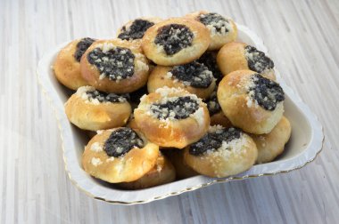 Süzme peynir ve erik reçeli Moravyalı kek dolu