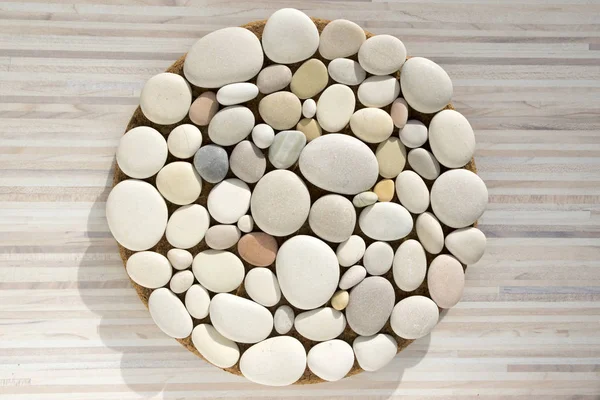 Magický Kruh Kamenný Obrazec Bílé Šedé Dřevěné Pozadí Lehké Oblázky — Stock fotografie