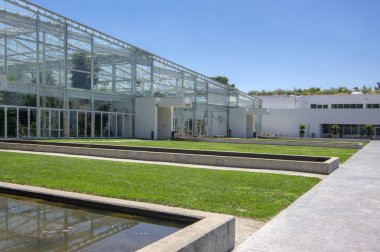 Botanik Bahçesi Padova / İtalya - 16 Haziran 2018: güneş ışığı, mavi gökyüzü Padova'deki tarihsel botanik bahçesinde güzel yeni çok modern sera