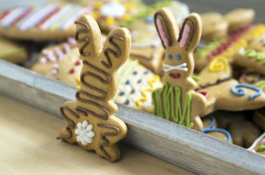 Gingerbread çerezleri, Boyalı Paskalya ev yapımı el komik renkli kahverengi tavşan boyalı