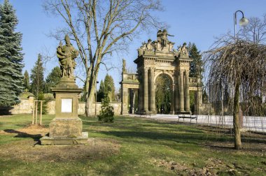 Horice / Çek Cumhuriyeti - 7 Nisan 2018: eski tarihi şaşırtıcı neo-Rönesans tarzı mezarlığı Portal'da Horice Çek Cumhuriyeti'nde erken bahar güneşli gün, mavi gökyüzü boyunca