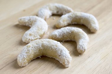 Küçük vanilya hilal rulo vanilya krema şeker, beyaz, kaplı ahşap masa üzerinde düşük alan derinliği